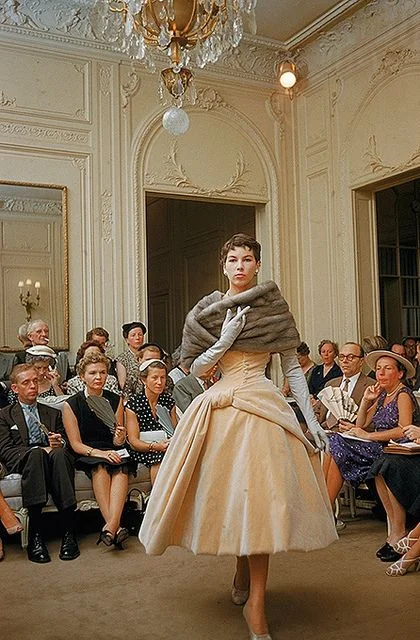 balenciaga-e-dior-semelhancas-e-diferencas-christian-dior-1954-20240226193422 Balenciaga e Dior: Uma Viagem Pelos Gênios da Moda e Suas Histórias Fascinantes