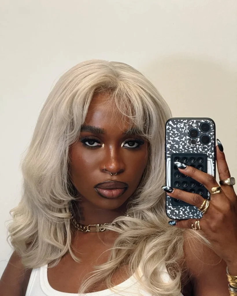 cores-de-cabelo-tendencia-inverno-2025-steal-the-look-5-20250312193646-820x1024 Hora de Mudar! Conheça as Cores de Cabelo Tendência para o Inverno 2025
