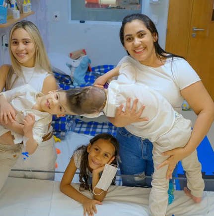 AA1EBLR4 Gêmeos Siameses Separados com Sucesso: Uma História de Superação e Esperança