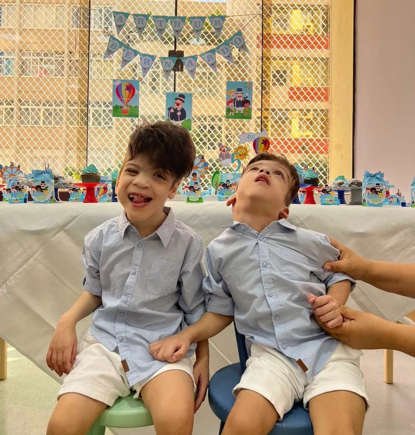 AA1EBV9l-1 Gêmeos Siameses Separados com Sucesso: Uma História de Superação e Esperança
